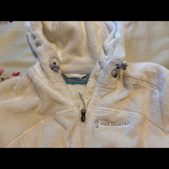Free country fuzzy jacket with a hood - Picture 3 of 3